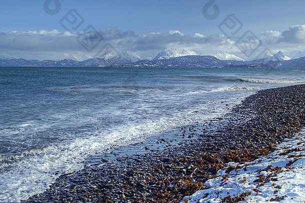 冬季，卡切马克湾附近的阿拉斯加海滩以基奈山脉为背景。