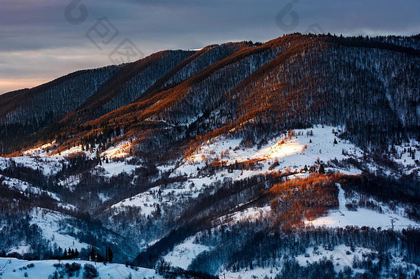 冬天日出时山坡上的红灯。山中秀美的自然风光