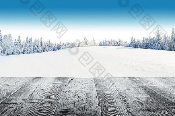 冬季多雪的景观，有木板