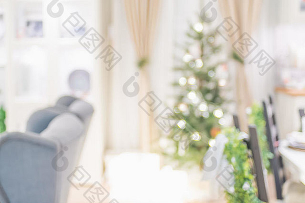 圣诞树，带灯串和球装饰，抽象模糊的客厅背景为家中的bokeh灯光，是冬季节日的背景
