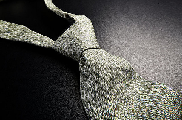 优雅的灰色领带，黑色背景，50度灰色