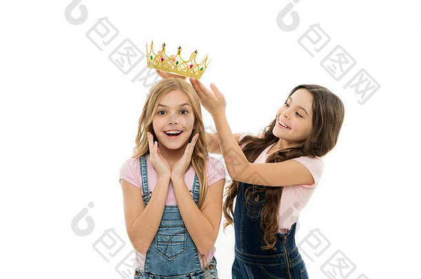 丰厚的报酬。小女孩把王冠戴在小美女皇后的头上作为奖赏。可爱的迷你选美小姐获奖者获得成功奖励。用奖品和奖赏奖励。