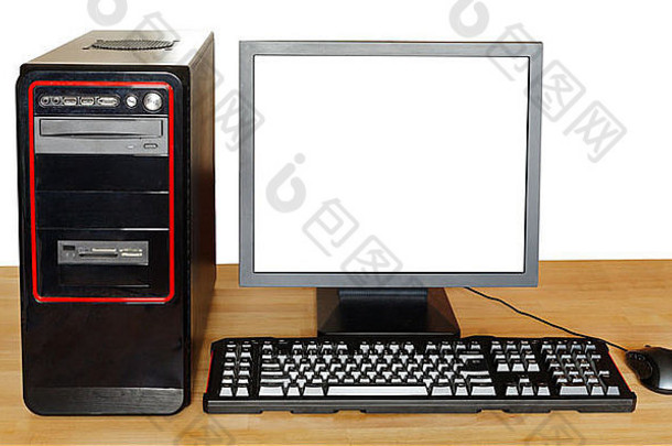黑色电脑，带剪切屏的显示器，键盘，鼠标在白色背景上隔离的木桌上