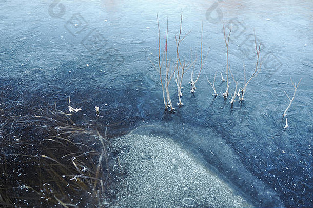 薄透明的冰表面储层干草空气泡沫