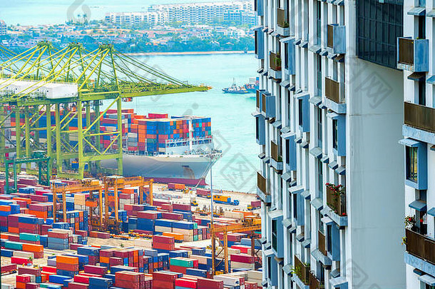 公寓楼、新加坡国际商业港、船舶、彩色集装箱、货运起重机