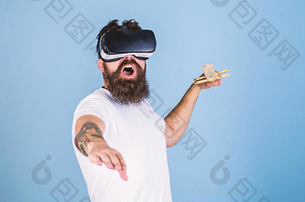 嬉皮士们喜欢在虚拟现实中玩<strong>游戏</strong>。戴着VR眼镜、留着胡子的男人，浅蓝色背景。虚拟现实玩家概念。戴着头戴式显示器和剑的家伙在虚拟现实中玩<strong>格斗游戏</strong>。