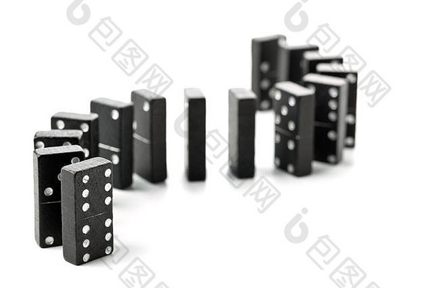 Domino游戏石头s曲线形状的行站白色背景