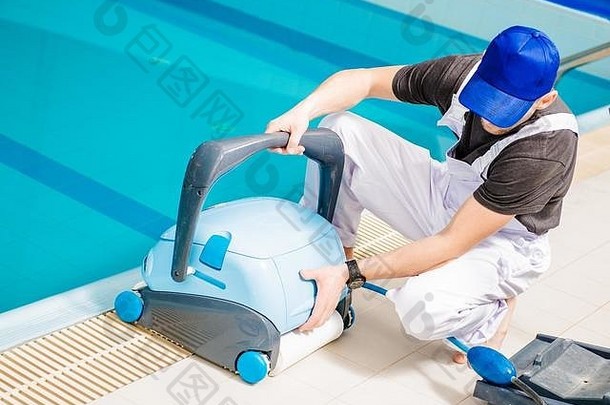 泳池吸尘器。高加索游泳池技术员，带<strong>清洗机</strong>。