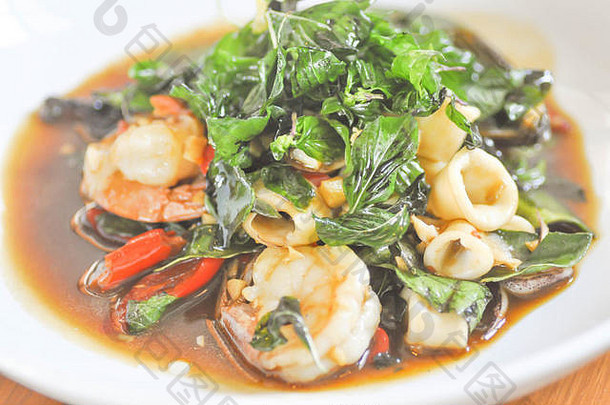 海鲜炒罗勒或泰国菜