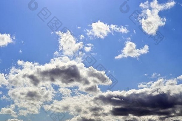 深蓝色天空中美丽的白色积云