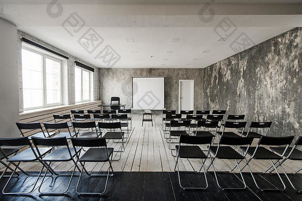 空现代教室黑色的椅子投影仪屏幕