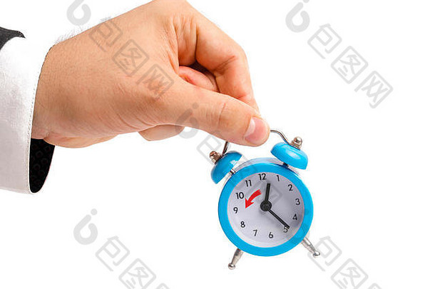 一个商人拿着闹钟。过渡到冬季的时间，转移到一小时后。手拿手表。小时工资的概念，时间。