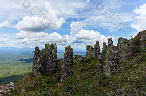 无边无际。从山上看。天然石柱。现象基基塔尼亚。玻利维亚