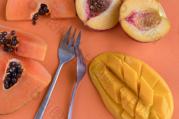 橙色背景的新鲜热带水果。健康的有机水果是一种富含维生素和抗氧化剂的健康生活方式的完美零食