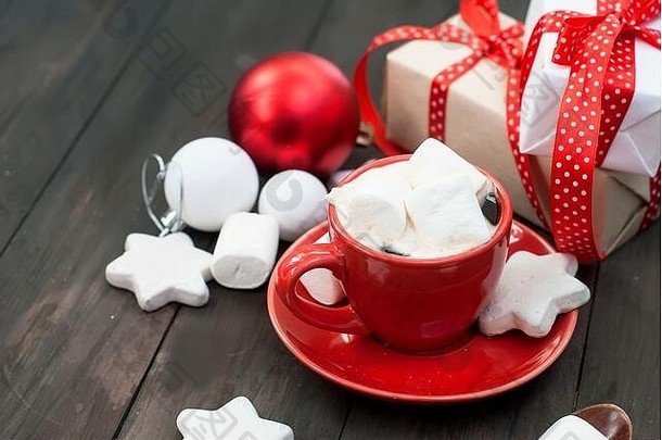 热巧克力红色的杯棉花糖圣诞节礼物背景圣诞节喝圣诞节庆祝活动概念复制空间