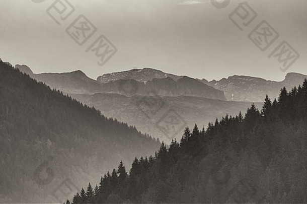 有雾的视图法国阿尔卑斯山脉