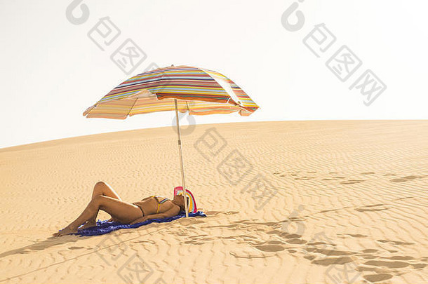 美丽的可爱的高加索人女人不错的身体采取日光浴如此热带海滩沙子沙丘伞享受热带牛