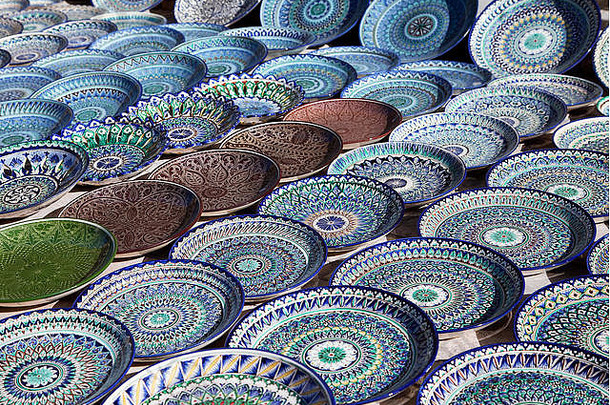 传统的陶瓷餐具街市场乌兹别克斯坦