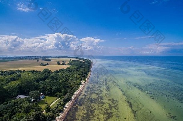 鸟瞰德国波尔岛美丽的海滩海岸线和悬崖