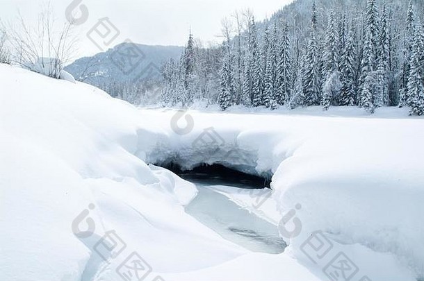 美丽的冬季雪景，冰冻的河流和蔚蓝的天空