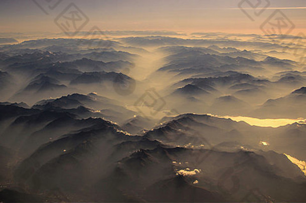 早期早....迷雾收集山谷阿尔卑斯山艾尔伯恩视图