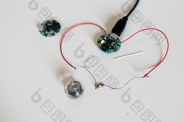 可穿戴设备的原型，带有的可缝合微控制器、导线和led可缝合