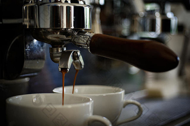 完美的喝咖啡酿造咖啡馆咖啡馆咖啡杯小杯服务热咖啡喝酝酿咖啡