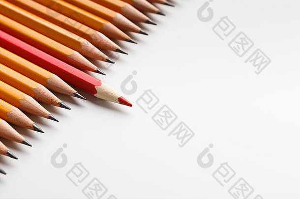 红色铅笔在白色背景上<strong>领</strong>先经典铅笔