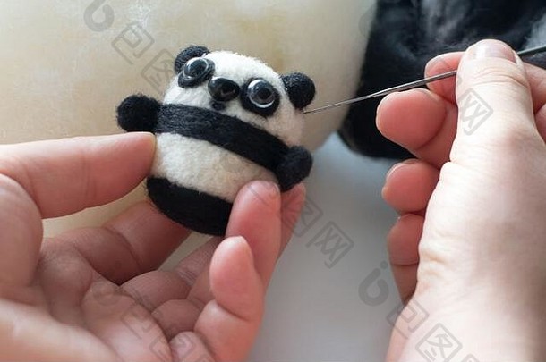 过程毡呢玩具熊猫白色黑色的羊毛