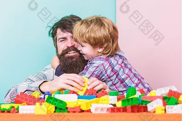 有胡子的男人。儿子玩准不会有错的方法债券儿子父亲儿子游戏爸爸孩子构建塑料块孩子护理发展家庭休闲父亲儿子创建结构