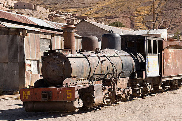 最后一列火车被布奇·卡西迪（Butch Cassidy）和圣丹斯小子（Sundance Kid）在玻利维亚古老的矿业小镇普拉卡约（Pulacayo）<strong>抢</strong>劫