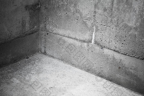 一个空的混凝土房间的抽象内部碎片，灰色石墙和地板的角落