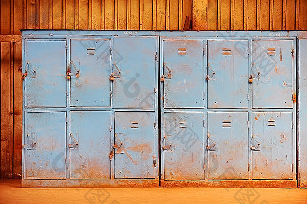 生锈的蓝色的储物柜被遗弃的内部工业建筑