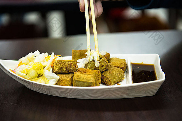 臭豆腐是台湾当地的街头小吃。