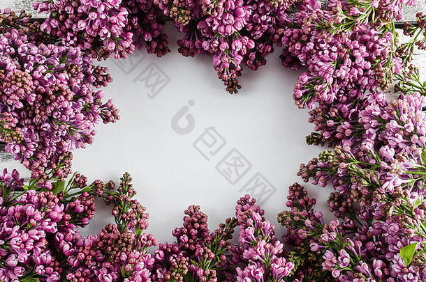 春天框架花淡紫色框架美丽的花灰色的木表面古董爽肤水Copy-Space