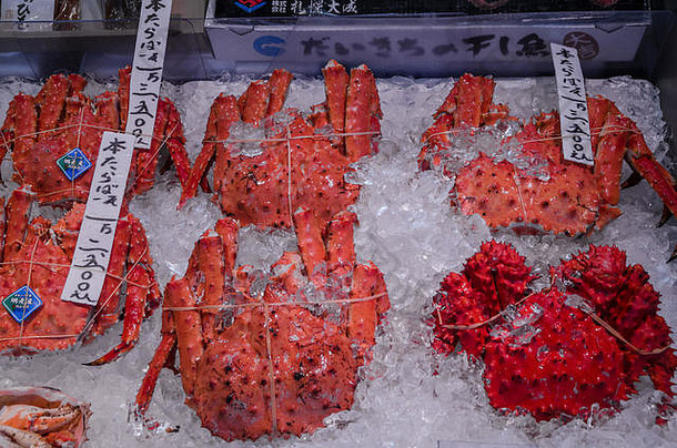 在北海道北岛最大的城市札幌的Nijo鱼市观看新鲜的塔拉巴蟹。塔拉巴螃蟹是北海道的必尝之物