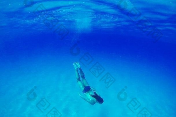 水下潜水。放松，运动，阳光，旅行，健康的生活方式。那个家伙正在水下潜水。暑假的概念。