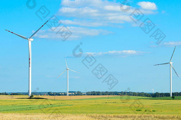 在绿色草地上发电的风力涡轮机，替代能源的概念