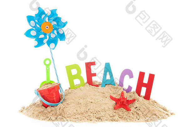 白色背景上有玩具、海星和沙子的海滩