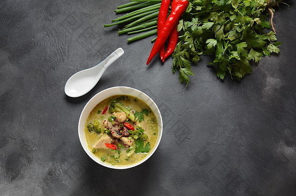 传统的泰国厨房泰国辣的绿色咖喱鸡汤含椰子牛奶蘑菇西兰花健康的食物