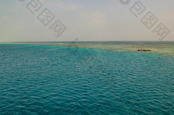 安加罗什，苏丹——2018年4月。靠近礁石的蓝色海洋。