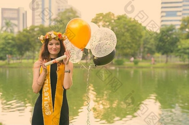 年轻的美丽的女人庆祝毕业公园曼谷泰国
