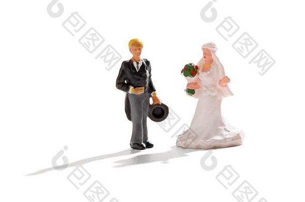 一场微型婚礼，新娘和新郎戴着礼帽和燕尾服，白色长袍一起站在白色的地毯上