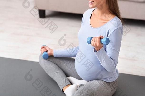 认不出来怀孕了女人哑铃瑜伽席