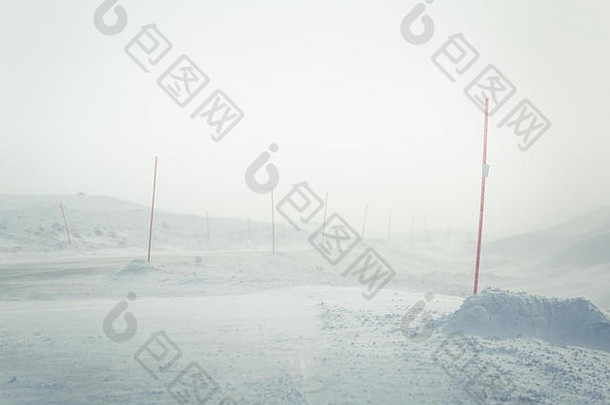 在挪威的冬天，一个美丽的风景，白色的，多雪的道路和安全杆