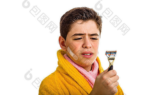 拉美裔男孩穿黄色的浴袍粉红色的毛巾脖子补丁脸凝视着伤心剃须刀剃须