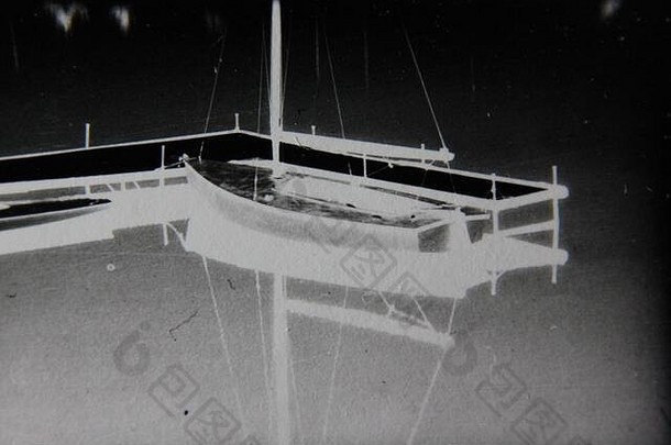 精美的70年代复古黑白极端照片，拍摄停泊在小码头上的发光船只。