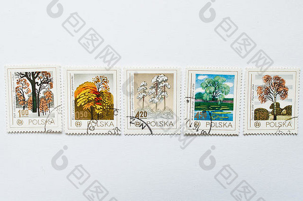 乌兹戈罗德，乌克兰——大约2016年5月：在波兰印刷的邮票集展示了不同地区不同类型的树木