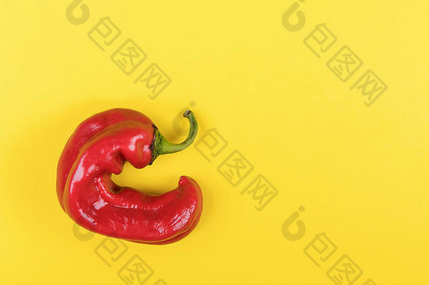 黄色背景的新潮丑陋红辣椒，简约自然风格，波普艺术，创意美食理念