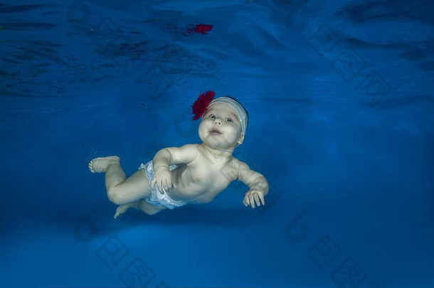 婴儿在游泳池里的水下游泳班学习水下游泳